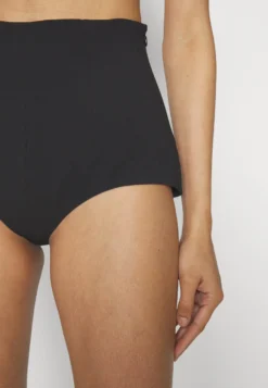 MAX & Co. AyaShortsNero Donna Shorts MQ921A074-Q11 -ESPRIT Vendite 166e7e44ecd7432bbb6b49eb7911efd1 scaled