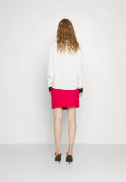 MOSCHINO Punk ButtonsMinigonnaFantasy Print Red Donna Gonne 6MO21B010-G11 -ESPRIT Vendite 19070632ed4e467bac835db1b35fe268 scaled