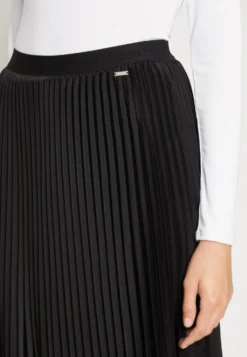 Armani Exchange SkirtGonna A PiegheBlack Donna Gonne ARC21B01N-Q11 -ESPRIT Vendite 1a4d32392e7844baaf7040cd4b9cd332 scaled