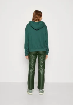 Hollister Co. IconFelpaTrekking Green Donna Felpe H0421J082-M11 -ESPRIT Vendite 2d5f2b86f5e54bbc9514501bdaafe24d scaled