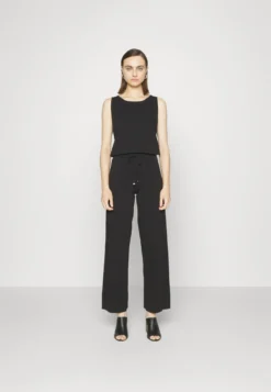 Boss FissahTuta JumpsuitBlack Donna Tute Jumpsuit BB121T015-Q11 -ESPRIT Vendite 2dfd56546f56430aa73f3064797a0e93 scaled
