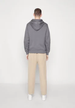 Calvin Klein Jeans Repeat Logo Hoodie UnisexFelpaFossil Grey Donna Felpe C18210042-C11 -ESPRIT Vendite 459f8058ab7e4d8291ffaa93dca11c4f scaled