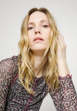 Boss EmeelaMaglietta A Manica LungaOpen Miscellaneous Donna T-shirt E Top BB121D0KM-T12 -ESPRIT Vendite 46f00af2511145628fa8004df7517851 scaled