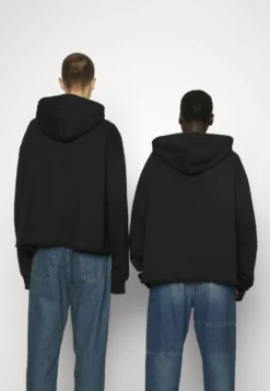 MM6 Maison Margiela UnisexFelpa Con CappuccioBlack Donna Felpe MMA21000G-Q11 -ESPRIT Vendite 4ae4b914b2a448fe96bbb92887a5c5c7 scaled