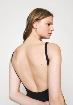 Versace One PieceCostume Da BagnoBlack Donna Moda Mare 1VE81G00V-Q11 -ESPRIT Vendite 4c46972ced9144e5b77ba267b0887145 scaled