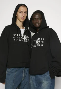 MM6 Maison Margiela UnisexFelpa Con CappuccioBlack Donna Felpe MMA21000G-Q11 -ESPRIT Vendite 61ab26d6a3f44714bd745da4f62fa618 scaled