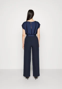 SWING Tuta Jumpsuit - Navy -ESPRIT Vendite 671624a34b0a40148017f0efb7fff8bc scaled