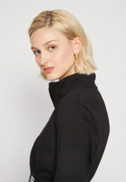 Nike Sportswear AirFelpaBlack/White Donna Felpe NI121J0P2-Q11 -ESPRIT Vendite 72b47c548b0349c3bb603a43ec5cf02d scaled