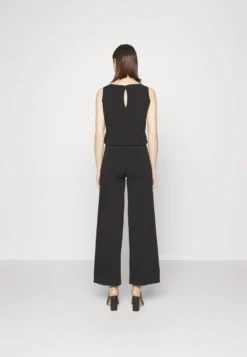 Boss FissahTuta JumpsuitBlack Donna Tute Jumpsuit BB121T015-Q11 -ESPRIT Vendite 760e94666bb948bf87be2253787aee84 scaled