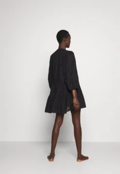 Seafolly Bora Bora Flora Embroidery Tiered DressAccessorio Da SpiaggiaBlack Donna Moda Mare S1981H049-Q11 -ESPRIT Vendite 76fecdf0d6fc4a1186f08e75e7630f4c scaled