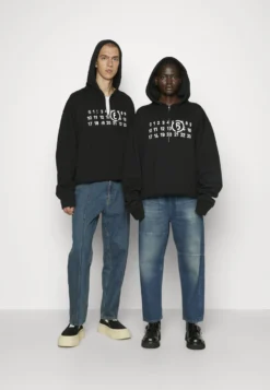 MM6 Maison Margiela UnisexFelpa Con CappuccioBlack Donna Felpe MMA21000G-Q11 -ESPRIT Vendite 91c7c300be3145ec973049ac47b13d4c scaled