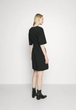 VampataTuta JumpsuitNero Donna Tute Jumpsuit MW721T00D-Q11 -ESPRIT Vendite a689179c0d684d1bb36b93fc9066613d scaled