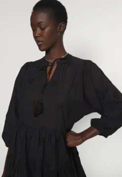 Seafolly Bora Bora Flora Embroidery Tiered DressAccessorio Da SpiaggiaBlack Donna Moda Mare S1981H049-Q11 -ESPRIT Vendite ab815dbc8ad3403ba9a74dc82409401e scaled