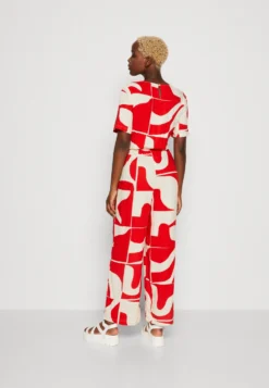 Monki Tuta JumpsuitRed Donna Tute Jumpsuit MOQ21T03T-B11 -ESPRIT Vendite e8fac1f213cf4c17a67d8a016b8648d9 scaled