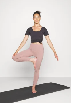 Nuove versioni -ESPRIT Vendite f41f2e8958934cd0b45d3297f26fc56c scaled