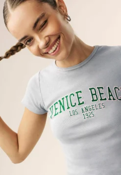 Next Short Sleeve GraphicT-Shirt Con StampaGrey Donna T-shirt E Top NX321D1L4-C11 -ESPRIT Vendite f5e4059096f143e59412f1436fbc5fa0 scaled