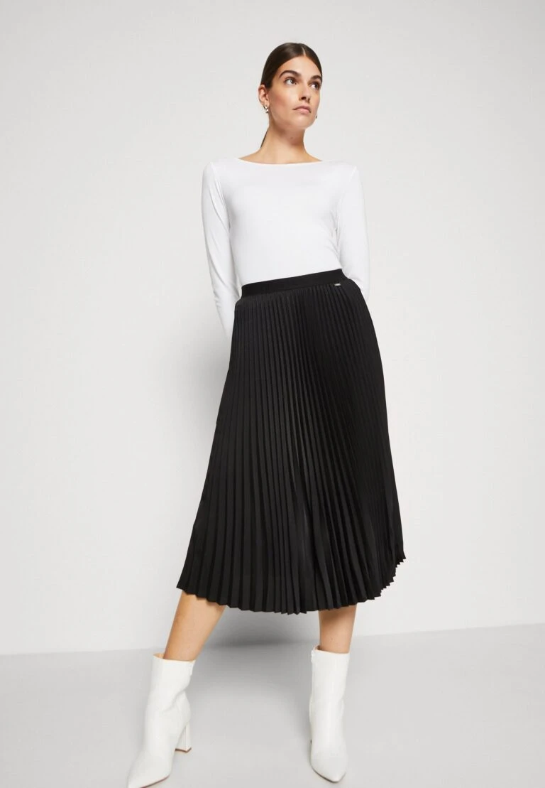 Prima pagina -ESPRIT Vendite e1b36942fe2a47fd91b35997f6e22436 768x1109 1